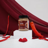 Jar Rendang Nusantara Mix Rub 100 gram di atas podium putih dengan cabai merah dan kain merah marun