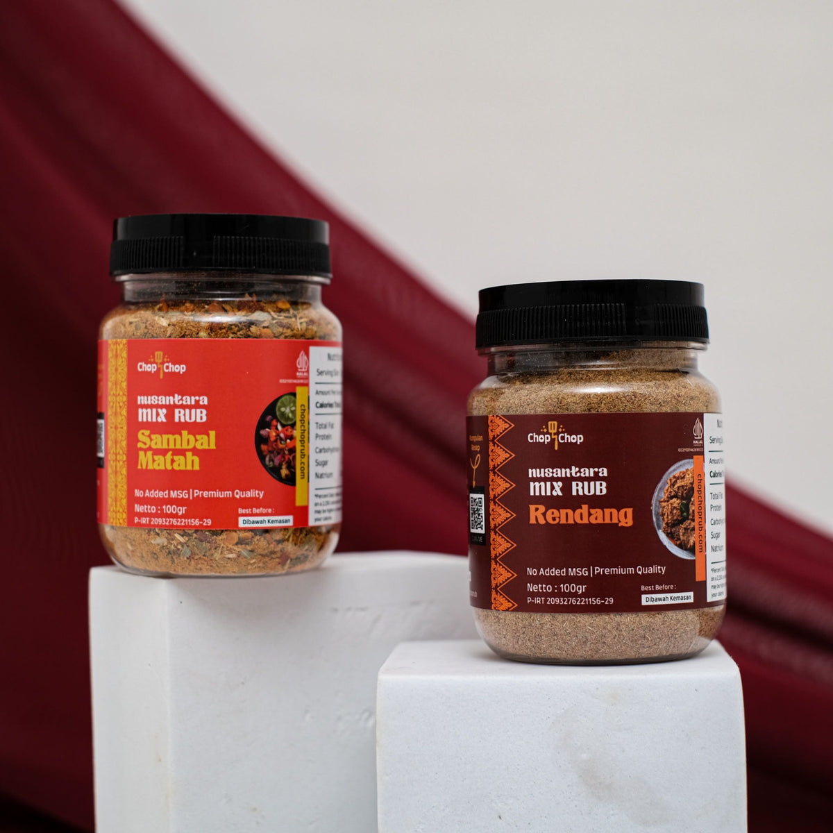 Jar Sambal Matah dan Rendang Nusantara Mix Rub 100 gram di atas dua podium putih