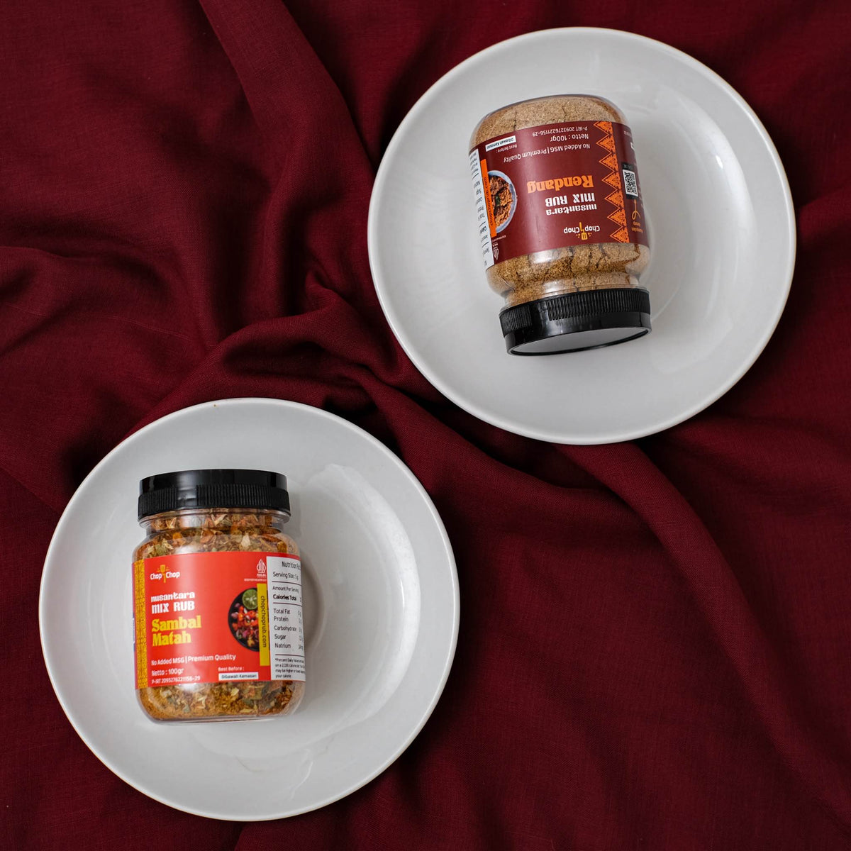 Jar Sambal Matah dan Rendang Nusantara Mix Rub di dalam dua piring putih, tampak dari atas