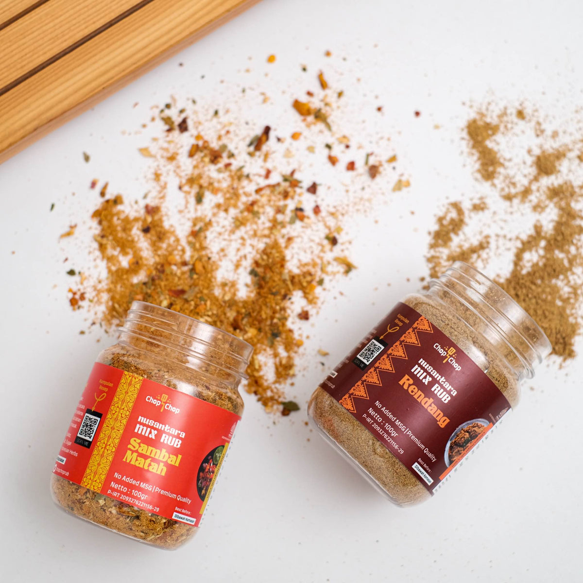 Jar Sambal Matah dan Rendang Nusantara Mix Rub terbuka dengan bubuk bumbu tertabur