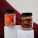 Jar Sambal Matah dan Rendang Nusantara Mix Rub 100 gram di atas dua podium putih