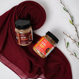 Jar Rendang dan Sambal Matah Nusantara Mix Rub 100 gram berbaring di atas kain merah marun