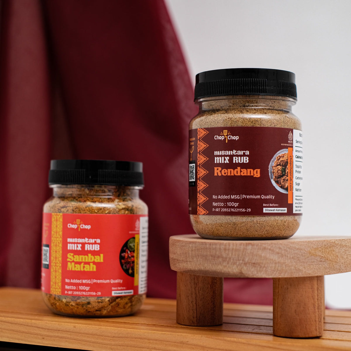 Jar Sambal Matah dan Rendang Nusantara Mix Rub 100 gram di atas alas kayu
