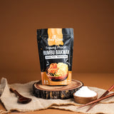 Pouch Tepung Mocaf Bumbu Bakwan di atas potongan kayu dan kain goni dengan mangkuk tepung