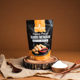 Pouch Tepung Mocaf Bumbu Mendoan di atas potongan kayu dan kain goni dengan mangkuk tepung